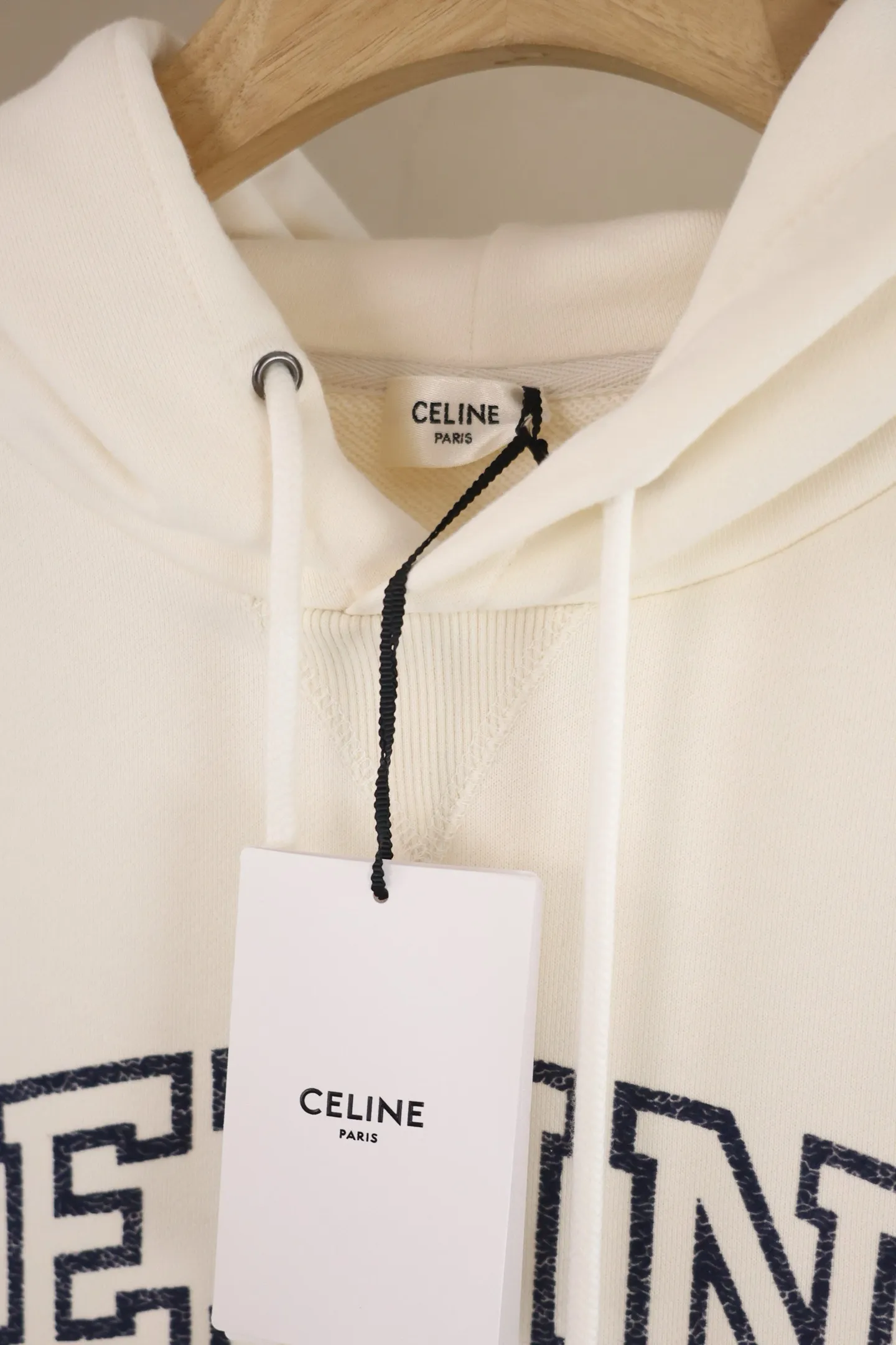 240💰 (women's style) Celine, a luxury brand from France, expresses the fashion industry's connection between culture and sports, represents a new lifestyle, and has won the favor of trendy high-end people with its excellent quality and outstanding style.  2025 new CELINE SAINT-TROPEZ resort-style sports and casual hooded sweatshirt, casual and loose tailoring, gender-neutral, very representative milky white color, inspired by Saint-Tropez, the famous seaside resort in southern France, promotes an exclusive cultural atmosphere, eye-catching and large CELINE word mother, below are the small letters SAINT-TROPEZ, which are all made of dark blue flocking technology. The letters are printed in a hollow shape and given an old and dilapidated effect. The retro atmosphere comes to the face, integrating nautical style and leisure vacation style, creating a hooded sweater that is both luxurious and trendy. 430g cotton terry, custom made in white, size SML 160cm or so, weight 80-100 jins S 165cm or so, weight 100-120 jins M 170cm or so, weight 120-140 jins L